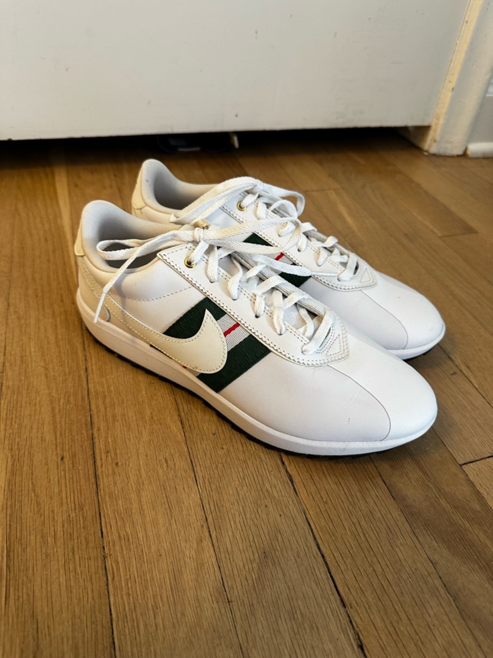 Nike White Low-Top Sneakers with Green Stripe GOLF shoe
